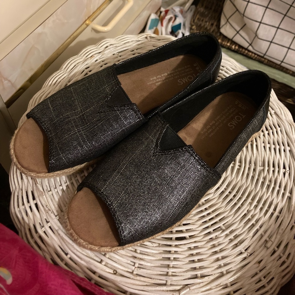 TOMS brand new shoes 6.5 W